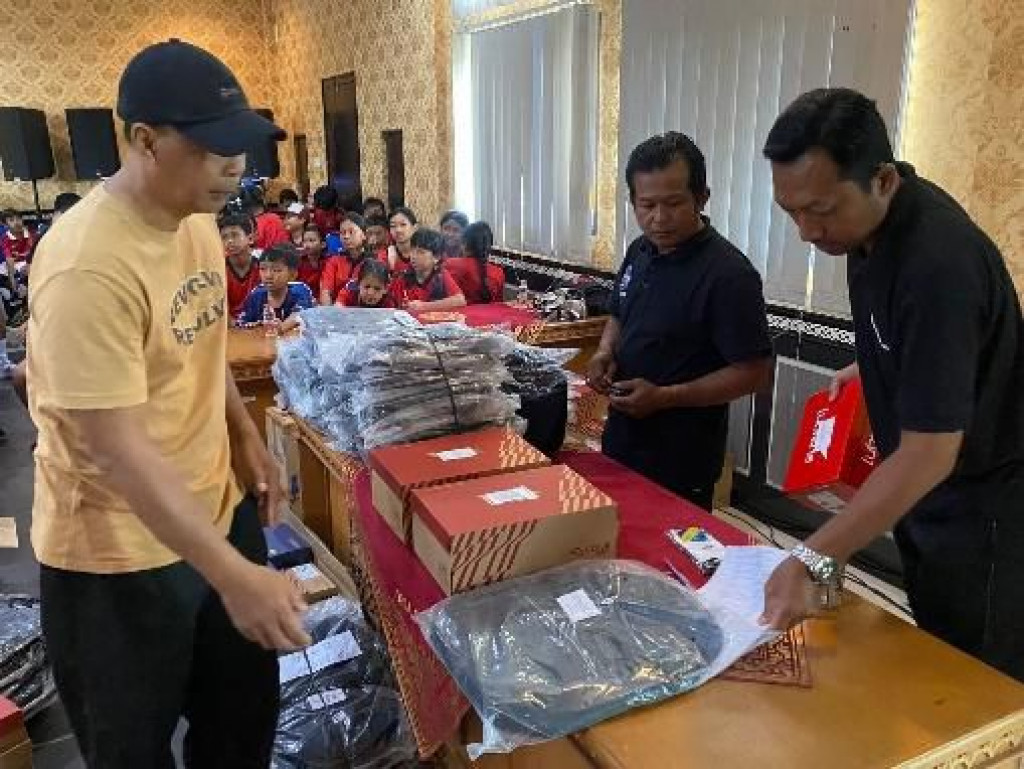 Komitmen Pemerintah Desa Dalung Berikan Beasiswa sebagai Apresiasi dan Dukungan Pendidikan bagi Siswa Berprestasi